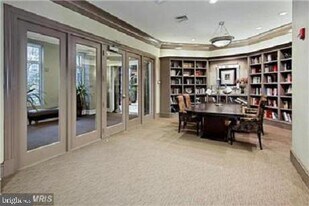 851 N Glebe Rd in Arlington, VA - Building Photo