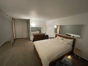 330 S Barrington Ave, Unit 210 in Los Angeles, CA - Building Photo - Building Photo