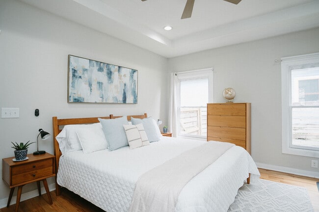 property at 733 Bonnie Brae Ave SW