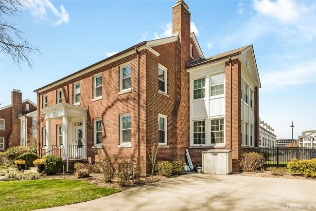 312 Ellington Ave E in Garden City, NY - Building Photo - Building Photo