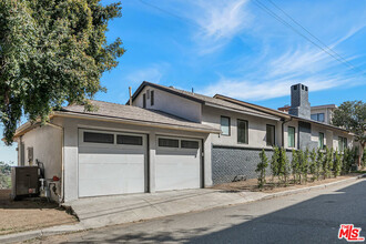 2612 Carman Crest Dr in Los Angeles, CA - Building Photo - Building Photo