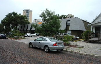 Baywalk Apartments in St. Petersburg, FL - Building Photo - Building Photo