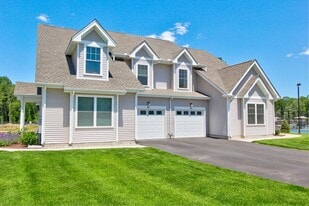 Woodland Green in Bloomfield in Bloomfield, CT - Building Photo