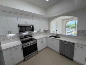 8814 W Flagler St, Unit 201 in Miami, FL - Foto de edificio - Building Photo