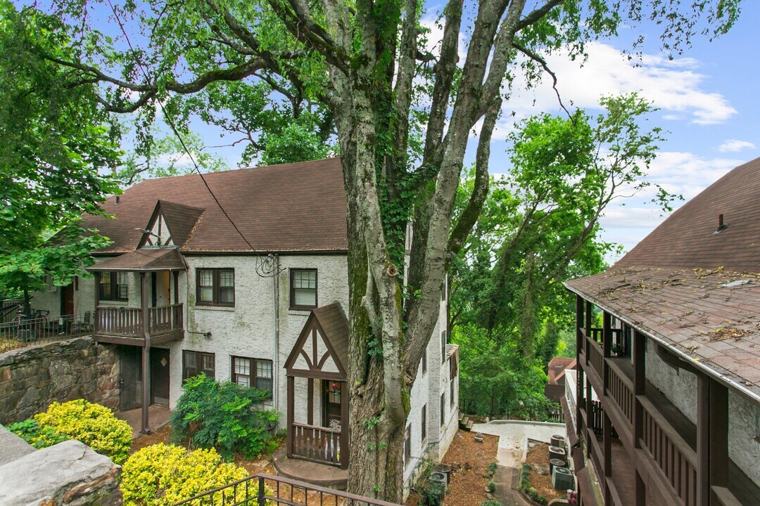 Manor Village in Birmingham, AL - Building Photo