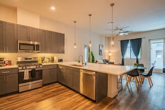 15501 N Dial Blvd in Scottsdale, AZ - Foto de edificio - Building Photo