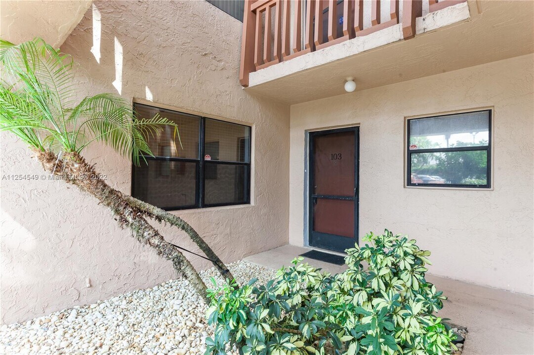 1021 Mockingbird Ln, Unit 103 in Plantation, FL - Building Photo