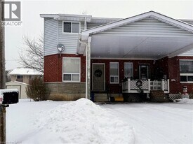 11 Norman Ln in Cambridge, ON - Building Photo