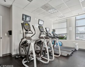 330 W Grand Ave, Unit 1403 in Chicago, IL - Building Photo - Building Photo