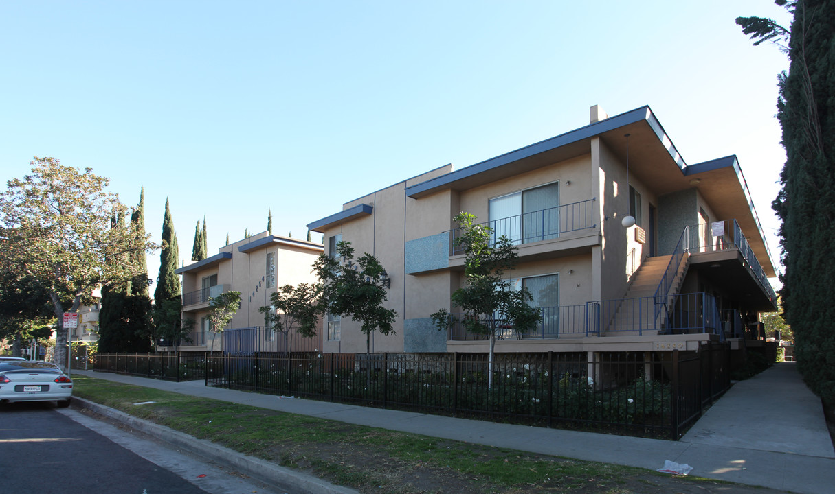 14260 Roscoe Blvd in Panorama City, CA - Foto de edificio