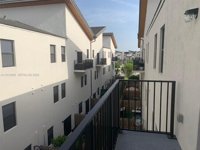 10443 NW 82nd St in Doral, FL - Building Photo - Building Photo