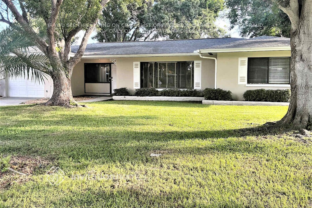 16 Southwind Dr in Belleair Bluffs, FL - Building Photo