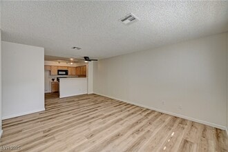 2040 Willowbury Dr in Las Vegas, NV - Building Photo - Building Photo