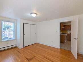 322 Lowell St, Unit 1 in Somerville, MA - Building Photo - Building Photo
