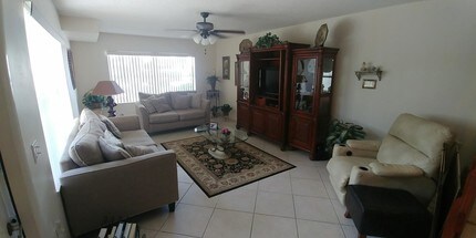 31 Clinton Ct-Unit -D in Royal Palm Beach, FL - Building Photo - Building Photo