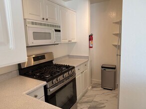 336 Larkspur Plaza Dr in Larkspur, CA - Building Photo - Building Photo