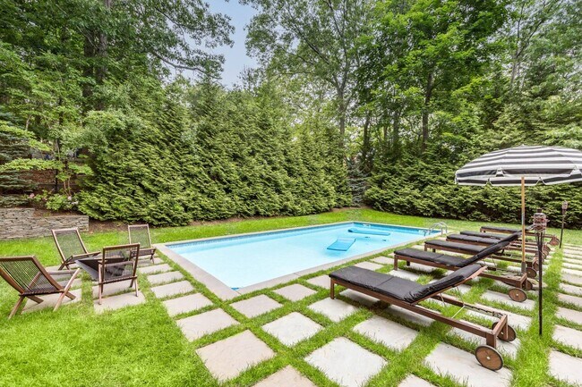 21 Hillside Dr W in Sag Harbor, NY - Building Photo - Building Photo