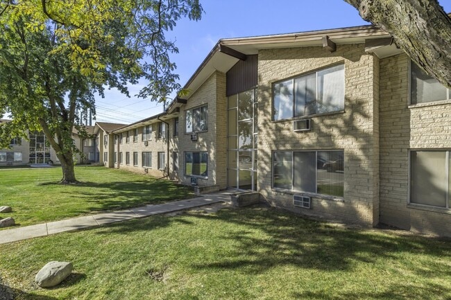 309 N 95th St-Unit -#102 in Milwaukee, WI - Foto de edificio - Building Photo