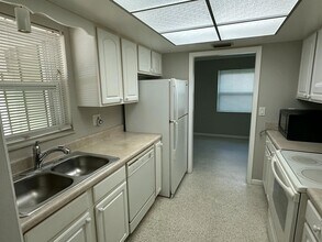 2095 NW Fork Rd in Stuart, FL - Foto de edificio - Building Photo