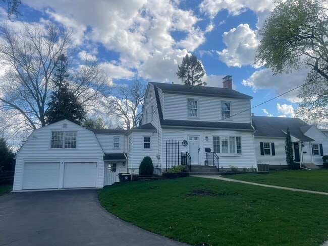 property at 3 Lakeview Dr