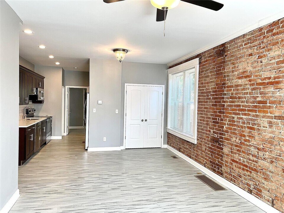 5011 Devonshire Ave, Unit D in St. Louis, MO - Building Photo
