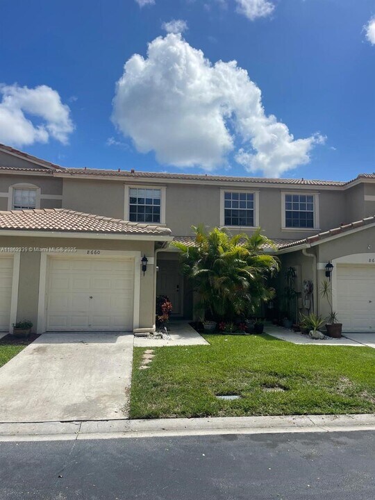 8660 S Southgate Shores Cir in Tamarac, FL - Building Photo
