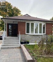 34 Crocus Dr in Toronto, ON - Building Photo