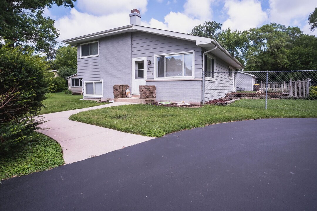 4320 Bayview Dr in Crystal Lake, IL - Building Photo
