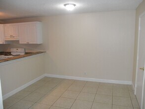 911 Springdale Cir in Palm Springs, FL - Building Photo - Building Photo