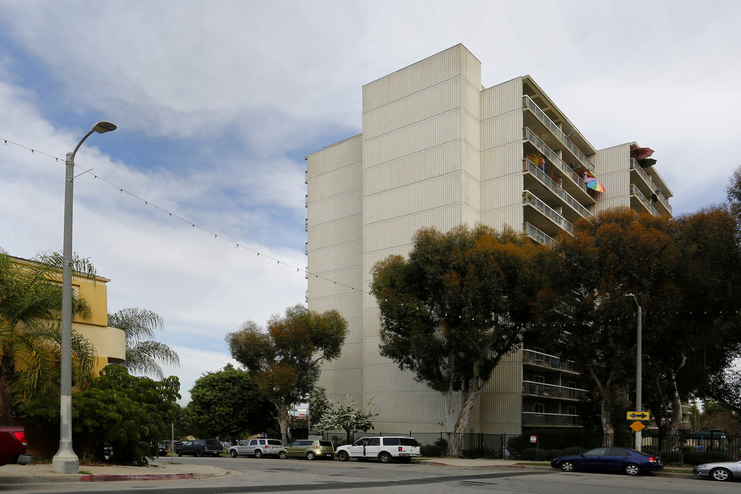 Harbor Towers in San Pedro, CA - Building Photo