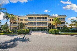 666 3rd St S in Naples, FL - Building Photo
