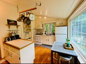 1709 Newfield Ave, Unit Spacious Furnished Barn in Stamford, CT - Foto de edificio - Building Photo