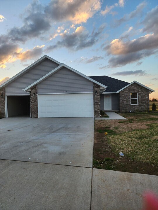 539 E Melton Rd in Ozark, MO - Building Photo