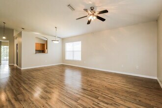 1036 Lake Shore Ranch Dr in Seffner, FL - Building Photo - Building Photo