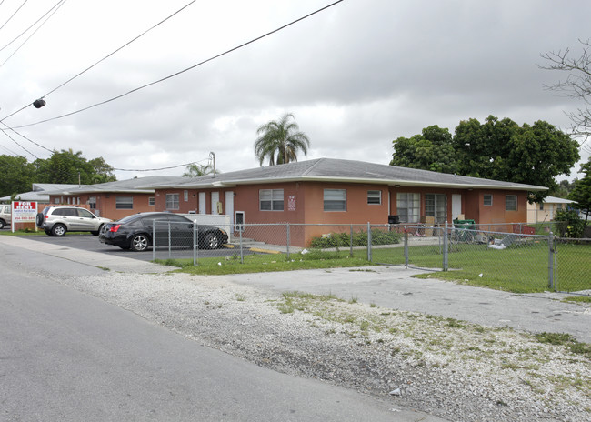 555-565 NE 149th St in Miami, FL - Building Photo - Building Photo