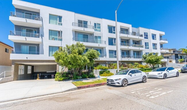7857 W Manchester Ave, Unit 111 in Venice, CA - Foto de edificio - Building Photo