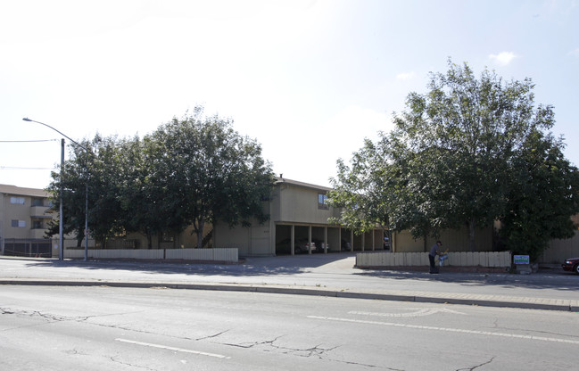 608 N Sanborn Rd in Salinas, CA - Foto de edificio - Building Photo