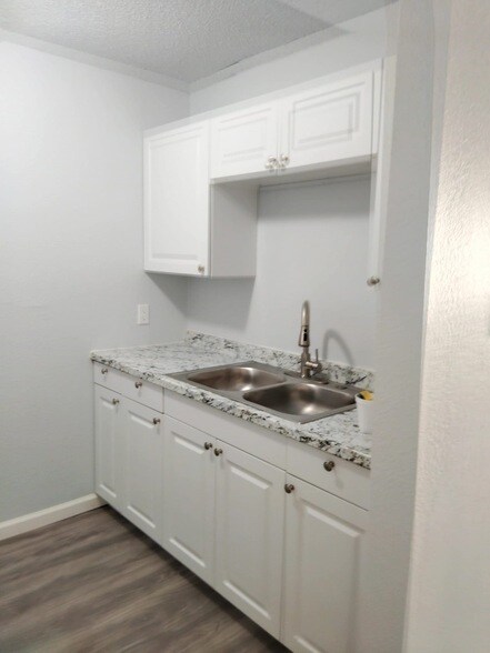 8127 Stonehurst St, Unit 1 in Dallas, TX - Building Photo