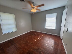 129 Lee Dr in La Marque, TX - Building Photo - Building Photo