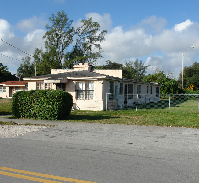 8036 NW 12th Ct in Miami, FL - Foto de edificio - Building Photo