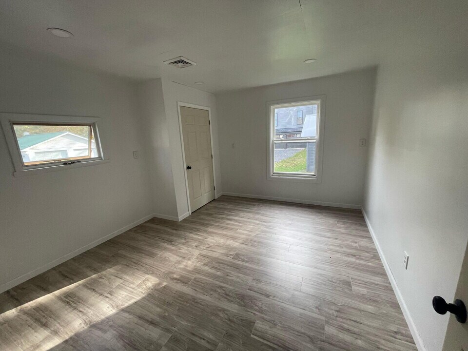 272 River Rd in Dalmatia, PA - Foto de edificio