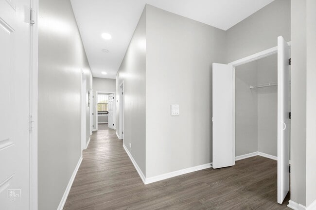 8954 S Commercial Ave Chicago, IL 60617 in Chicago, IL - Foto de edificio - Building Photo