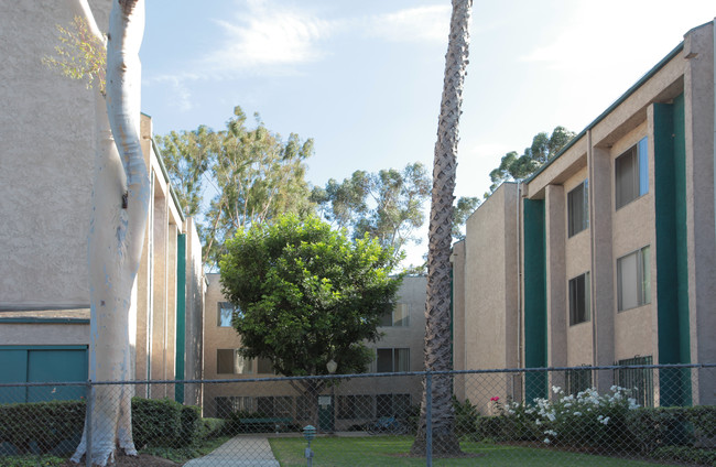 Scherer Park Apartments in Long Beach, CA - Building Photo - Building Photo