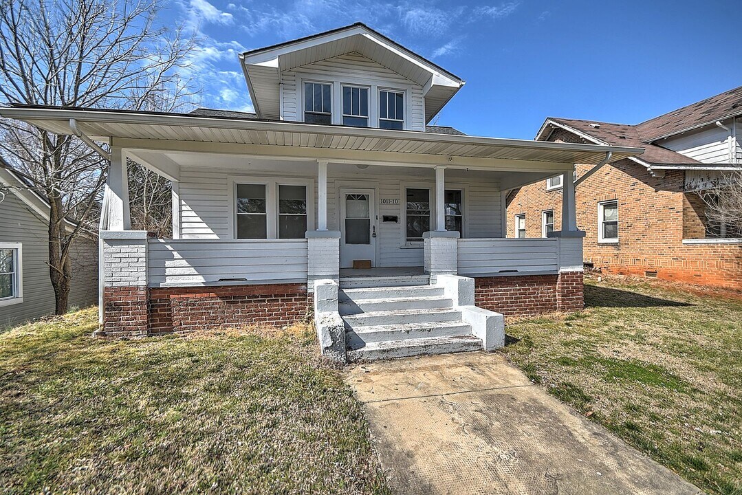 1011 E Unaka Ave in Johnson City, TN - Building Photo