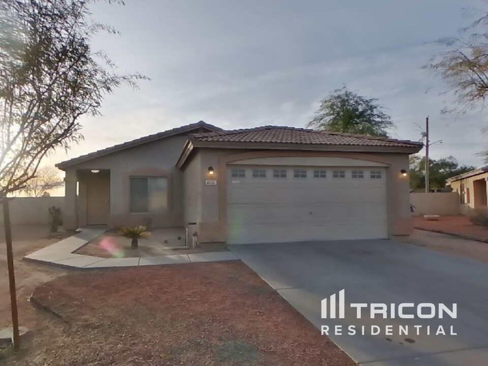 8021 N 87th Dr in Peoria, AZ - Building Photo