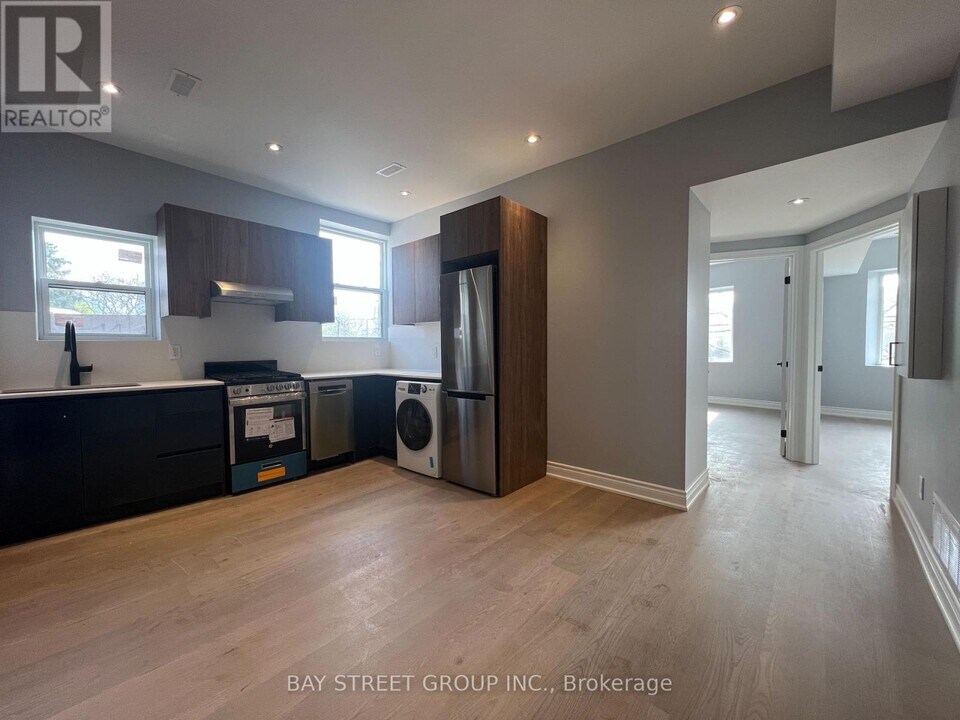 2386-2386 Lake Shore Blvd W in Toronto, ON - Building Photo