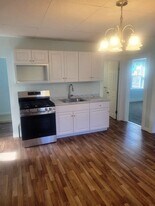 114 Hampson St in Dracut, MA - Building Photo