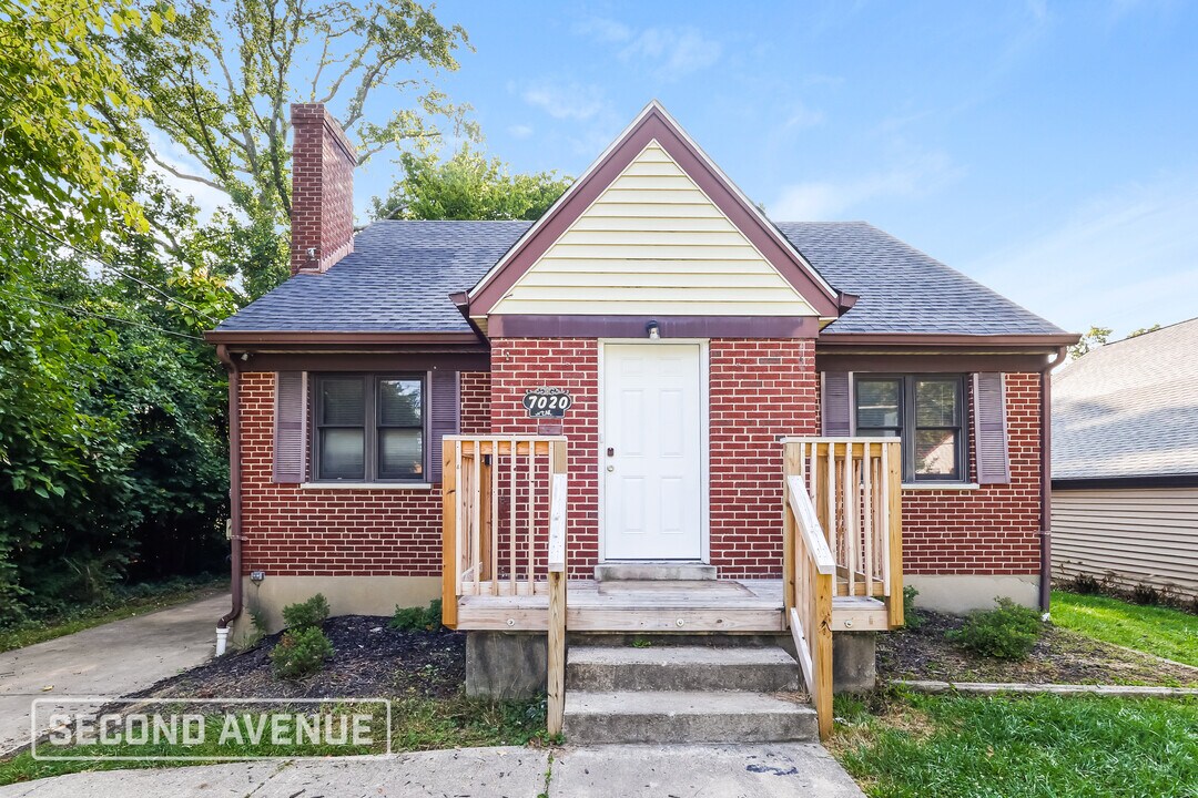 7020 Clovernook Ave in Cincinnati, OH - Building Photo