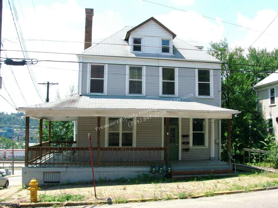 598 4th Ave in Freedom, PA - Building Photo