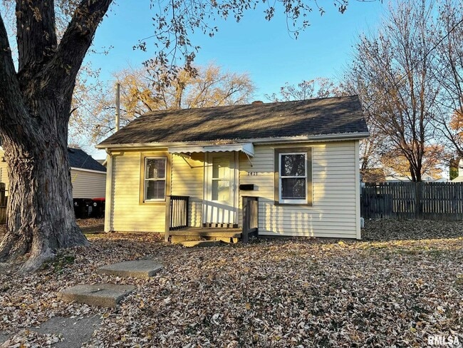 property at 1411 E Crestwood Dr